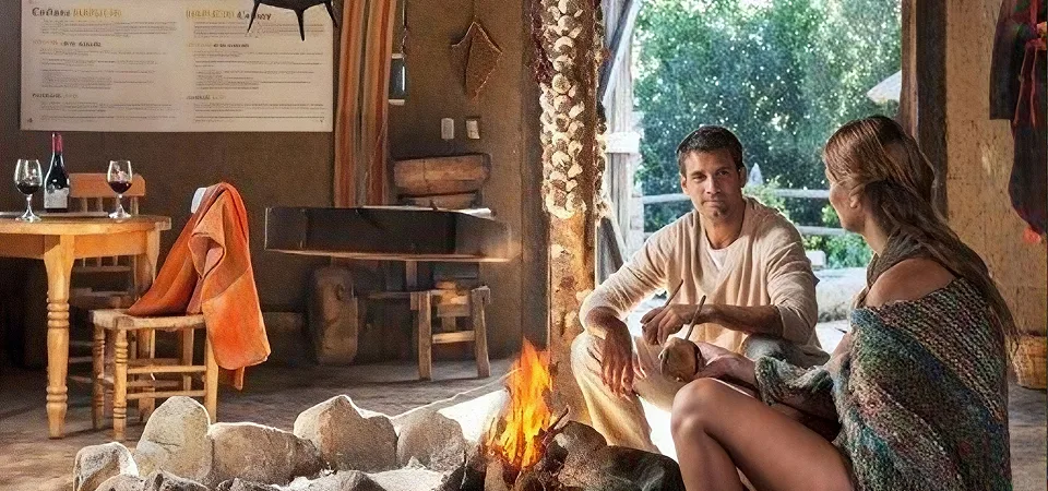 Pareja en una cabaña y fuego
