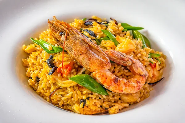 Plato de arroz marinero con camarones, mariscos frescos y vegetales, servido en el Restaurante Los Varietales del Hotel Santa Cruz Plaza, Valle de Colchagua.