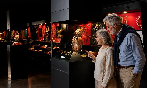Dos abuelos disfrutando del Museo Colchagua