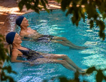Personas en la piscina